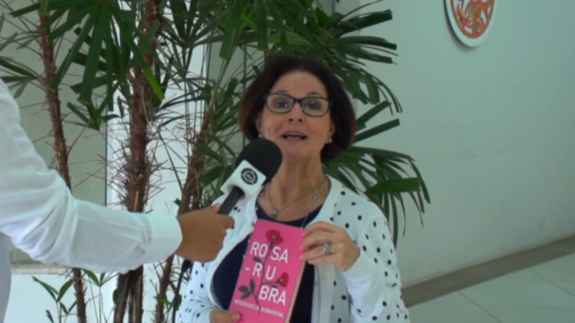 Escritora Itatibense Faz Lan Amento Do Seu Livro Rosa Rubra Itv Digital